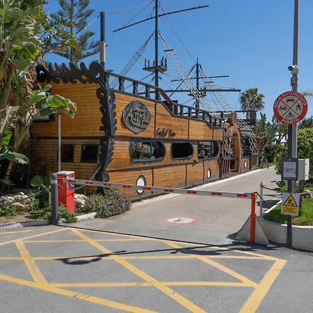 Vacation With Private Parking In Puerto Banus